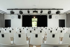 Společnost Wiesner-Hager je odborníkem na kancelářskou architekturu. Mimo to ale vybavuje eventové a konferenční prostory kulturních domů, hotelů a škol