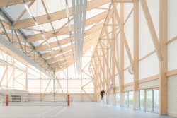 Hala obsahuje devět badmintonových kurtů, plocha je zároveň připravená i pro volejbal, tenis a basketbal. (Sportovní a kulturní centrum Marie-Jose Perec a Josephine Baker v La Bouëxière ve Francii; onze04)