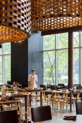 Část vybavení interiéru pochází z již nefungující restaurace.(Restaurace Pizza 4P’s v Hanoji od česko – vietnamského studia ODDO)