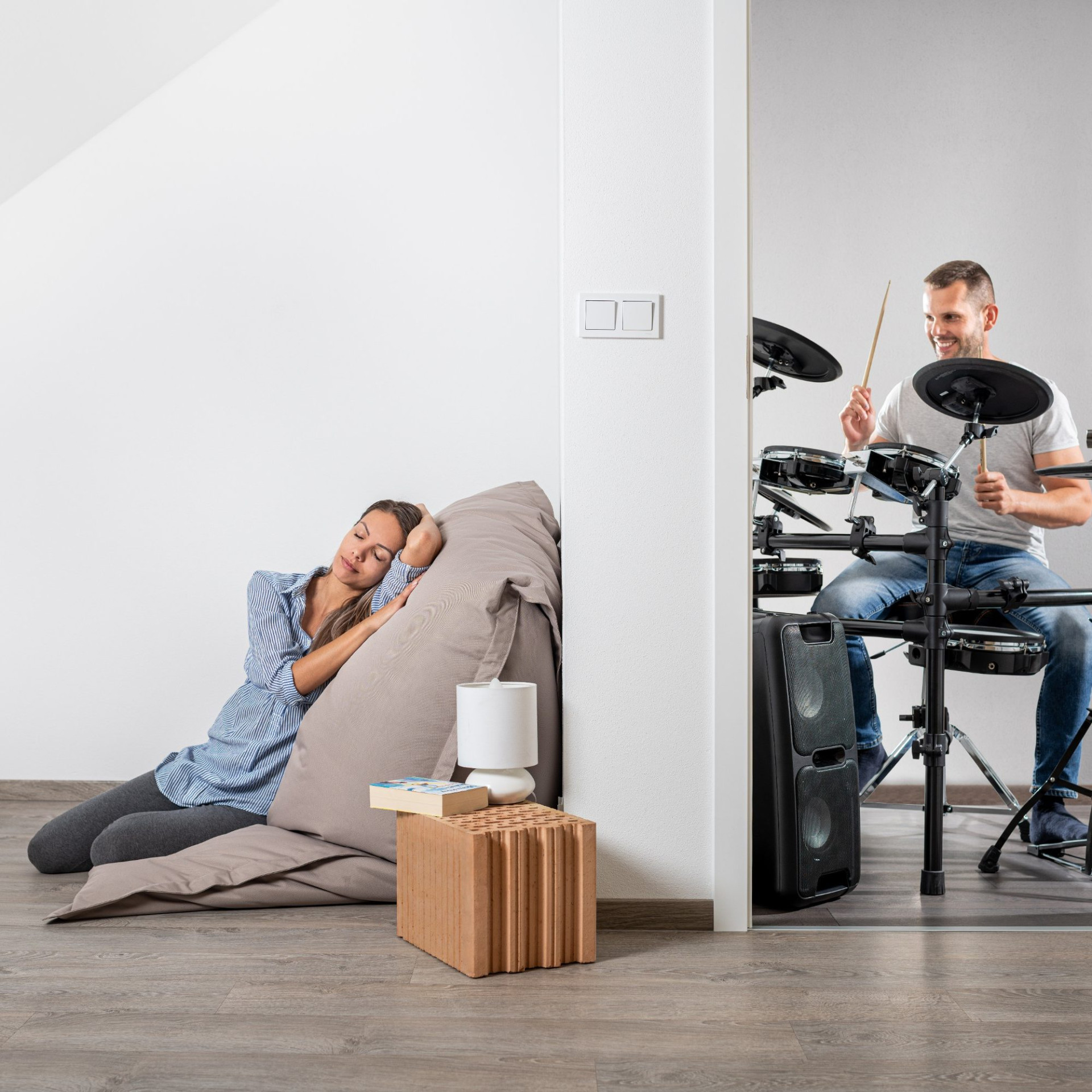 Akustická cihla Porotherm 10 AKU lépe izoluje zvuk a tím v interiéru přispívá k většímu klidu a pohodlí.