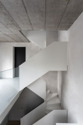 Dominantou domu se stalo skulpturální schodiště propojující všechna obytná patra. (Chata JARO u Prahy, edit! architects)