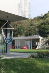 Majitelům rodinného domu připadala jejich zahrada trochu „mdlá“. Rozhodli se oslovit architekta Adama Lukačoviče. (Zahradní domek, Adam Lukačovič)