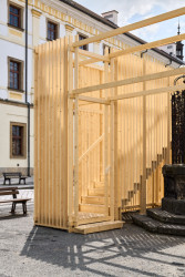 V Hradci Králové si připomínají 800 let od první zmínky o městě. Při té příležitosti vznikla kolem studny na náměstí dřevěná umělecká instalace.