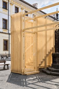 V Hradci Králové si připomínají 800 let od první zmínky o městě. Při té příležitosti vznikla kolem studny na náměstí dřevěná umělecká instalace.