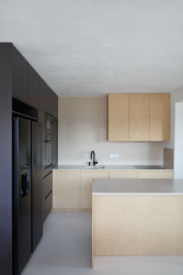 Kuchyně (Řadový dům v Čimicích, Plus One Architects)