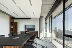 Vnější rám okna Schüco AWS 75 PD.SI si nechala společnost Roschmann upravit tak, aby v okolním izolačním skle „plaval“.