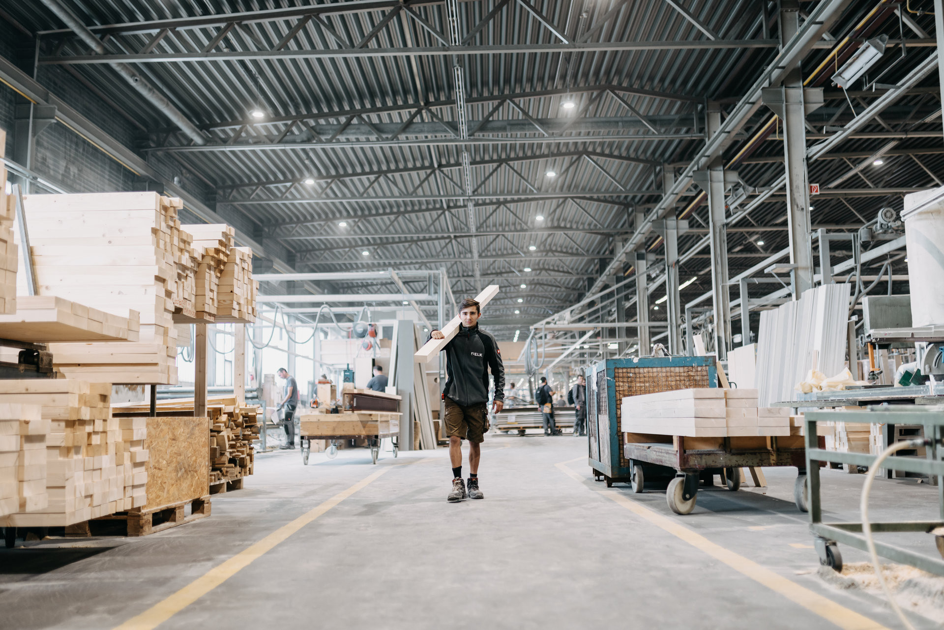 Dřevostavby ELK vznikají ve výrobním závodě v Schermsu nedaleko od česko-rakouské hranice. (ELK – rakouský dodavatel prefabrikovaných dřevostaveb)