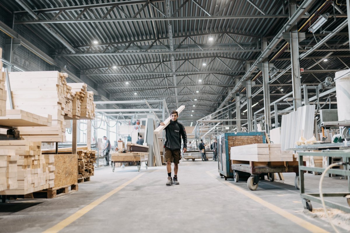 Dřevostavby ELK vznikají ve výrobním závodě v Schermsu nedaleko od česko-rakouské hranice. (ELK – rakouský dodavatel prefabrikovaných dřevostaveb)