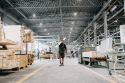 Dřevostavby ELK vznikají ve výrobním závodě v Schermsu nedaleko od česko-rakouské hranice. (ELK – rakouský dodavatel prefabrikovaných dřevostaveb)