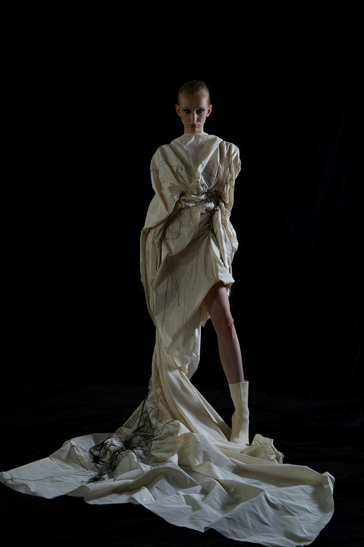 Projekt Red Carpet realizovaný studenty a studentkami Ateliéru designu oděvu a obuvi na Vysoké škole uměleckoprůmyslové v Praze (UMPRUM) - Daniela Smolařová