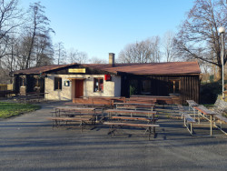 Chátrající a zanedbaný objekt bývalého pohostinství v areálu koupaliště v Mořkově se po revitalizaci proměnil na restauraci s možností celoročního provozu.