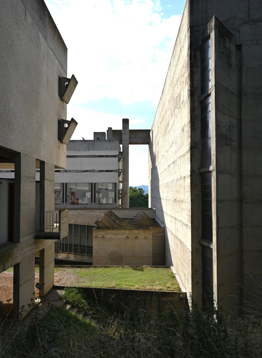 Dvůr kláštera, Corbusier v kostce: pásová okna, brutalistní hrubý beton, železobetonová konstrukce, prosklené odlehčené fasády. A zde také světelné střílny, další typ světlíků, který vede světlo do sakristie.