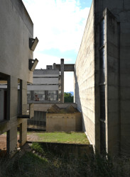 Dvůr kláštera, Corbusier v kostce: pásová okna, brutalistní hrubý beton, železobetonová konstrukce, prosklené odlehčené fasády. A zde také světelné střílny, další typ světlíků, který vede světlo do sakristie.