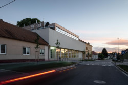 SOKEC v Hrušovanech u Brna, caraa.cz/Atelier KAVA: Budova má na sobě napsáno SOKEC, jak se v kraji říkávalo sokolovnám. Své sídlo tady má TJ Sokol Hrušovany u Brna, jinak ale funguje jako univerzální sportovně-společenské centrum pod správou obce