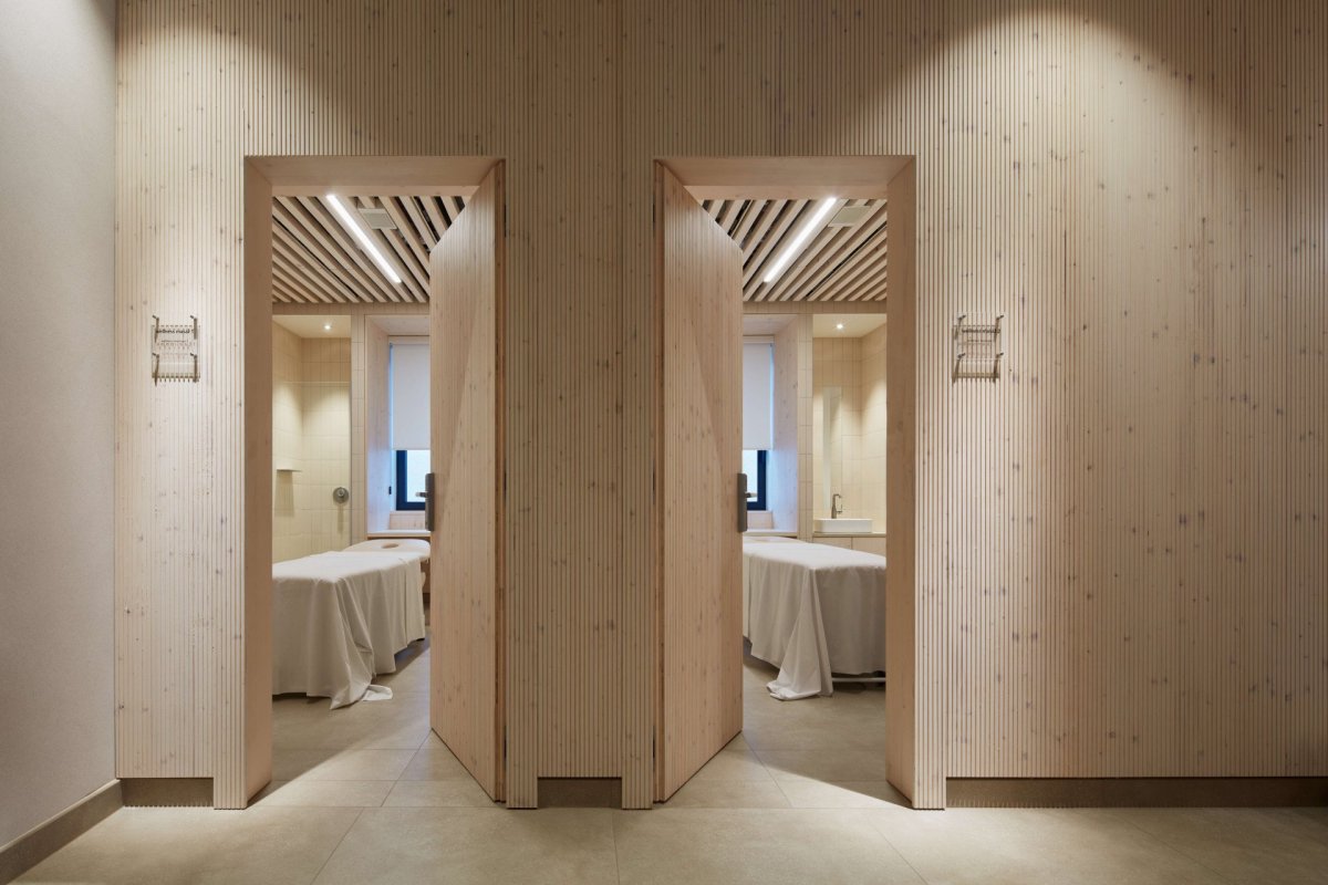 Wellness centrum lázní Aurora v Třeboni, Plus One Architects: Pohled do masážních místností.