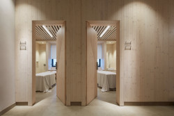 Wellness centrum lázní Aurora v Třeboni, Plus One Architects: Pohled do masážních místností.