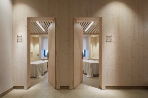 Wellness centrum lázní Aurora v Třeboni, Plus One Architects: Pohled do masážních místností.