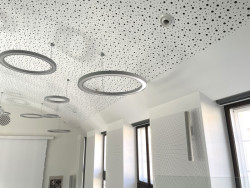 ATELIER SCHMIDT navrhl rekonstrukci společenského sálu v budově děčínského magistrátu.