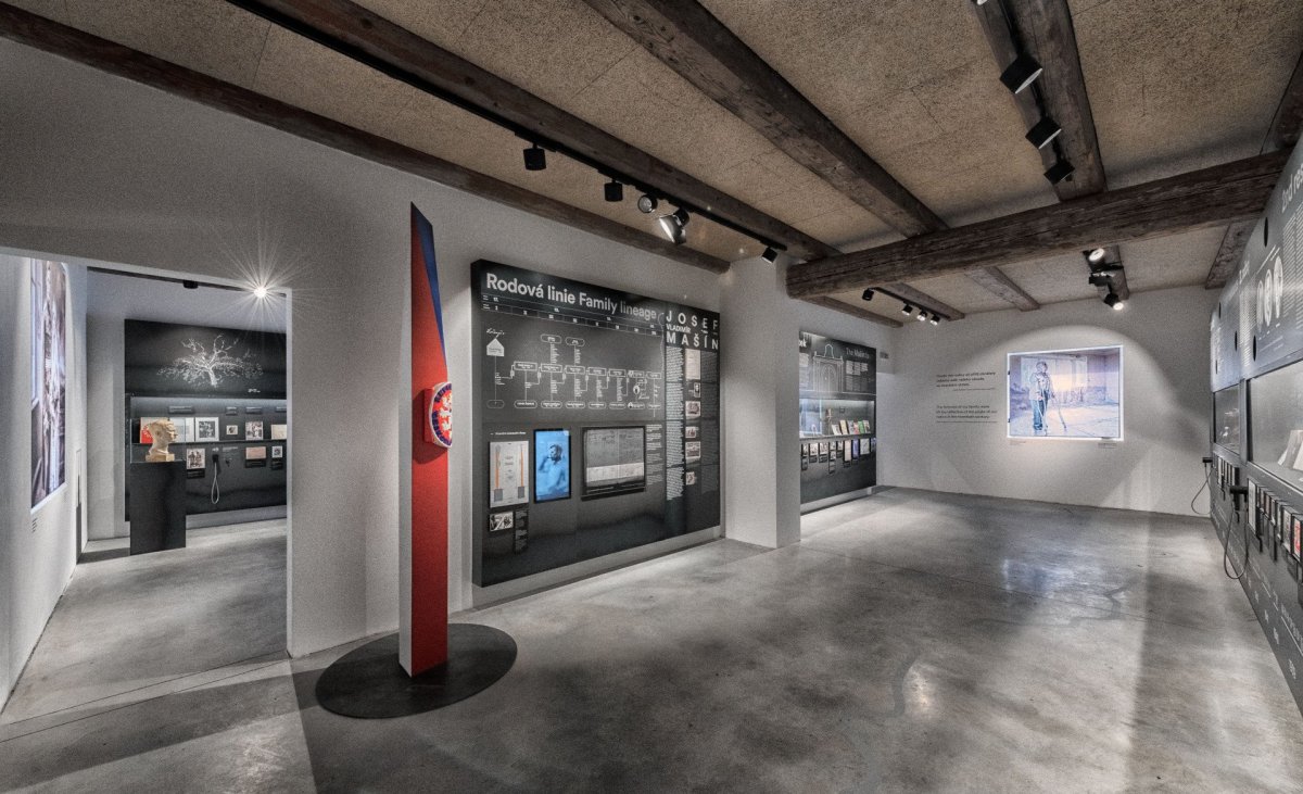 Komorní prostory stálé expozice pod původním trámovým stropem vozové kůlny využívají pro instalaci všechny stěny, výplně otvorů i betonovou podlahu