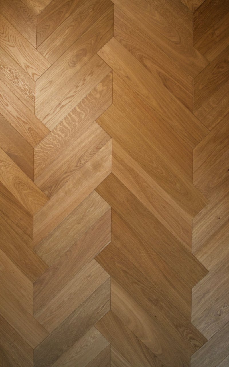 Geometricky řešené vzory pokládky dávají možnost utvářet rytmus, optiku i funkční členění interiéru.