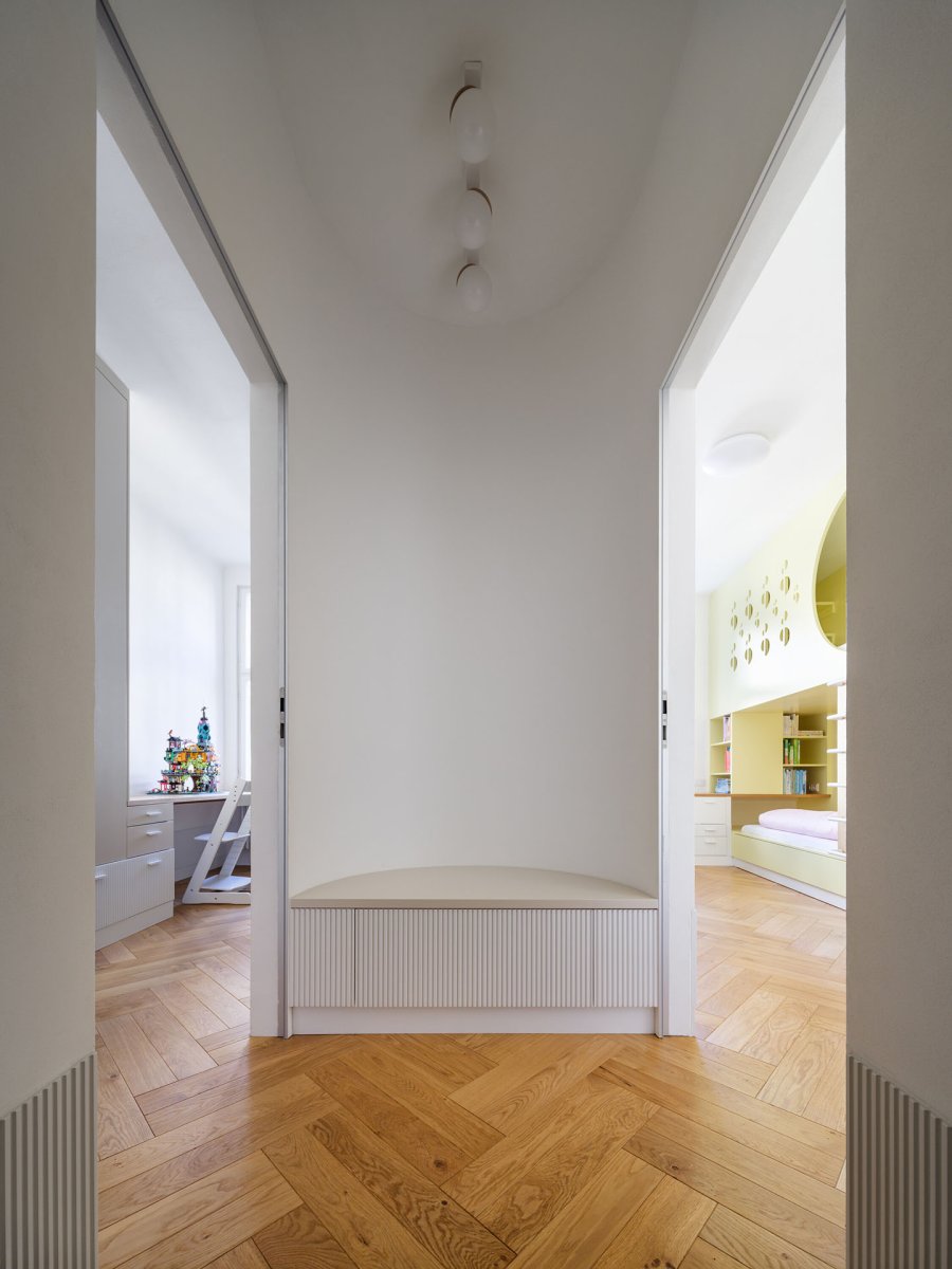 Vstup do dětských pokojů (Rekonstrukce bytu v Praze, No Architects)