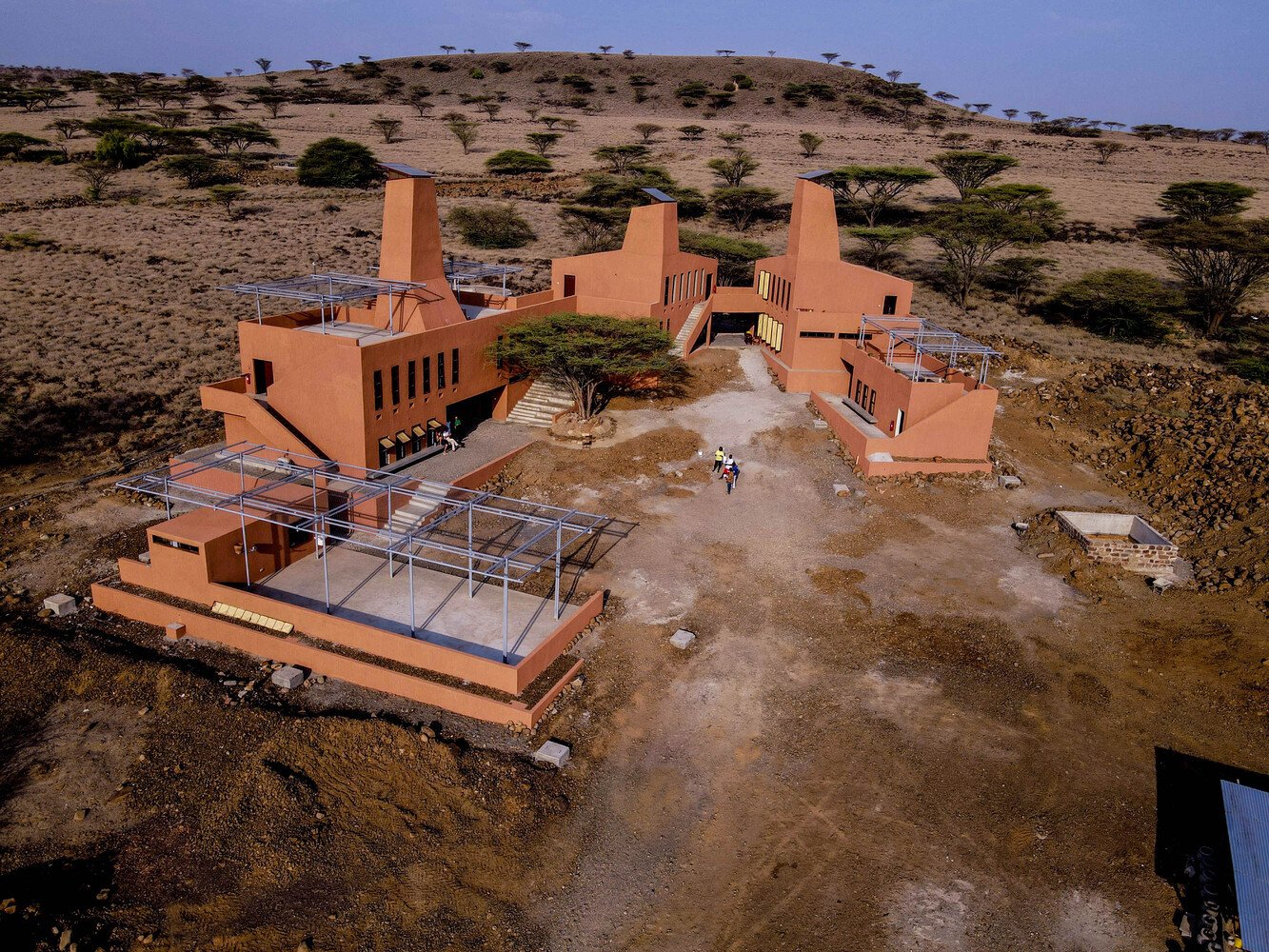 Horkým africkým podmínkám byla uzpůsobena i poslední realizace Francise Kérého Startup Lion Campus v Keni (2021). Kampus informačních a komunikačních technologií zde vznikl proto, aby mladým lidem v regionu zprostředkoval vzdělání na vysoké úrovni a otevřel přístup k mezinárodním pracovním příležitostem.
