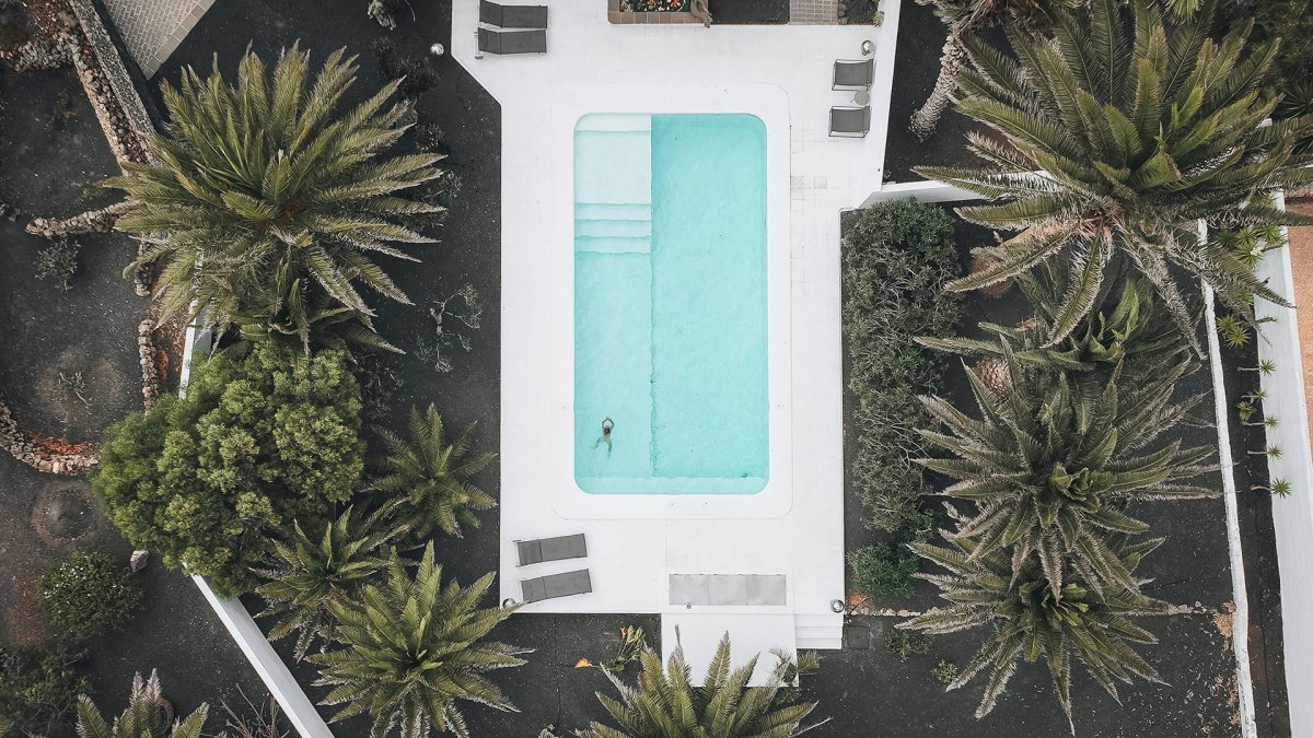 Na terasu plynule navazuje bazén. (Villa Amonita na Lanzarote, OOOOX)