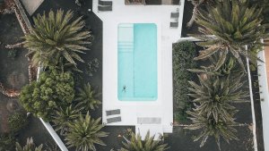Na terasu plynule navazuje bazén. (Villa Amonita na Lanzarote, OOOOX)