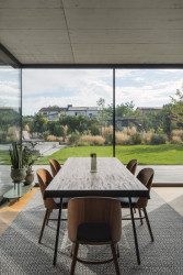 Panoramatické okno (Cihlový dům v Pardubicích; architekti Jakub Dvořák a Michal Bílek)