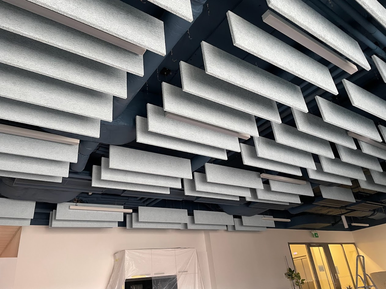 TJ ARCHITEKTI navrhli rekonstrukci kancelářským prostor letecké společnosti Lufthansa, použity byly akustické panely ACUTEC