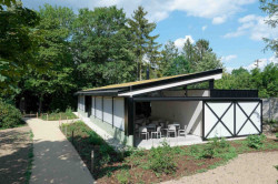 Architekturu domu podtrhují svislé nosné ocelové konstrukce. (Multifunkční objekt ve zlínské zoo, studio New Work)