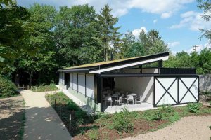 Architekturu domu podtrhují svislé nosné ocelové konstrukce. (Multifunkční objekt ve zlínské zoo, studio New Work)