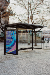 Prototyp zastávkového přístřešku MHD se zábradlím na Palackého náměstí v Praze.