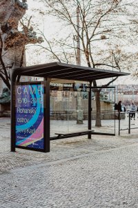 Prototyp zastávkového přístřešku MHD se zábradlím na Palackého náměstí v Praze.