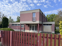 Strančice - Zajívavý dům z druhé poloviny 20. století. Na stavbě jde vidět vliv funkcionalismu a v určitém směru připomíná i samotnou Morvilu. Autor a rok stavby neznámý