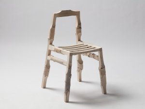 Vítězem v kategorii produktového designu se stal absolvent berlínské Universität der Künste Matthias Gschwendtner. Práce s názvem Nové zdroje (New Sources) je případová studie využívající zbytkových materiálů z dřevařského průmyslu pro výrobu nábytku do domácnosti za pomoci propojení 3D skenování, počítačového designu a robotické výroby.