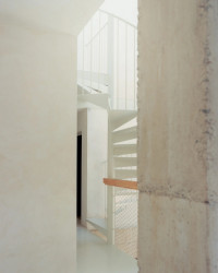 Španělské studio Ateinza Maure Arquitectos zrekonstruovalo starou stavbu ve Španělsku. Kamenný objekt nově slouží jako prázdninový dům