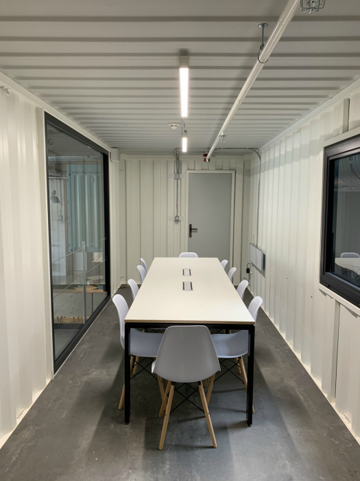 Kontejnerová stěna prodejny Kolovna, Hast Retail.