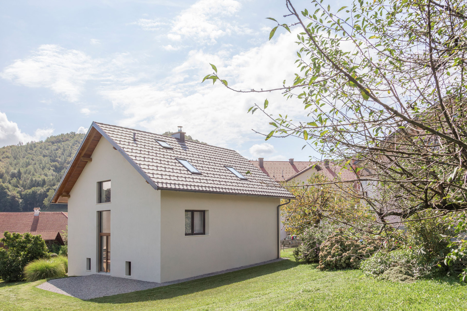 Rekonstrukcí prošel celý dům, původně postavený v 70. letech. Navenek mu byly zachovány původní rysy. (Rekonstrukce podkroví v Mokronogu, Tina Hočevar)