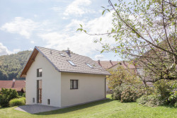 Rekonstrukcí prošel celý dům, původně postavený v 70. letech. Navenek mu byly zachovány původní rysy. (Rekonstrukce podkroví v Mokronogu, Tina Hočevar)