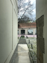 Pohled z interiéru na skleněný potok