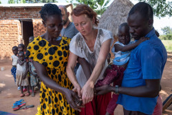 Děti v Ugandě zbytečně umírají na srpkovitou anémii, kterou lze léčit. Čeští lékaři a Luni architekti navrhli kliniku, která jim poskytne potřebnou péči.