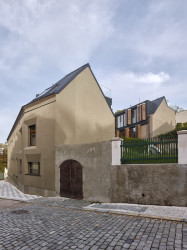 Trojkřídlou strukturu stavby je možné zaznamenat i z ulice. (Rezidence Gotthardská v Praze, NEDVEDARCHITETI)