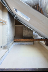 Takto to vypadá nahoře na vloženém mezipatře. (Rekonstrukce podkroví, totalbrutal a svobodová blaha)