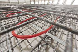 Součástí BKT systému je teplovodní potrubí, ve kterém proudí teplonosná, respektive chladicí látka. Potrubí se vkládá přímo doprostřed betonové desky, využívá se proto nejčastěji v novostavbách.