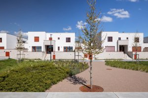 Součástí projektu byl také bytový dům, obrací se do náměstí i parku. (Obytný soubor Dolina v Lysolajích, knesl kynčl architekti)