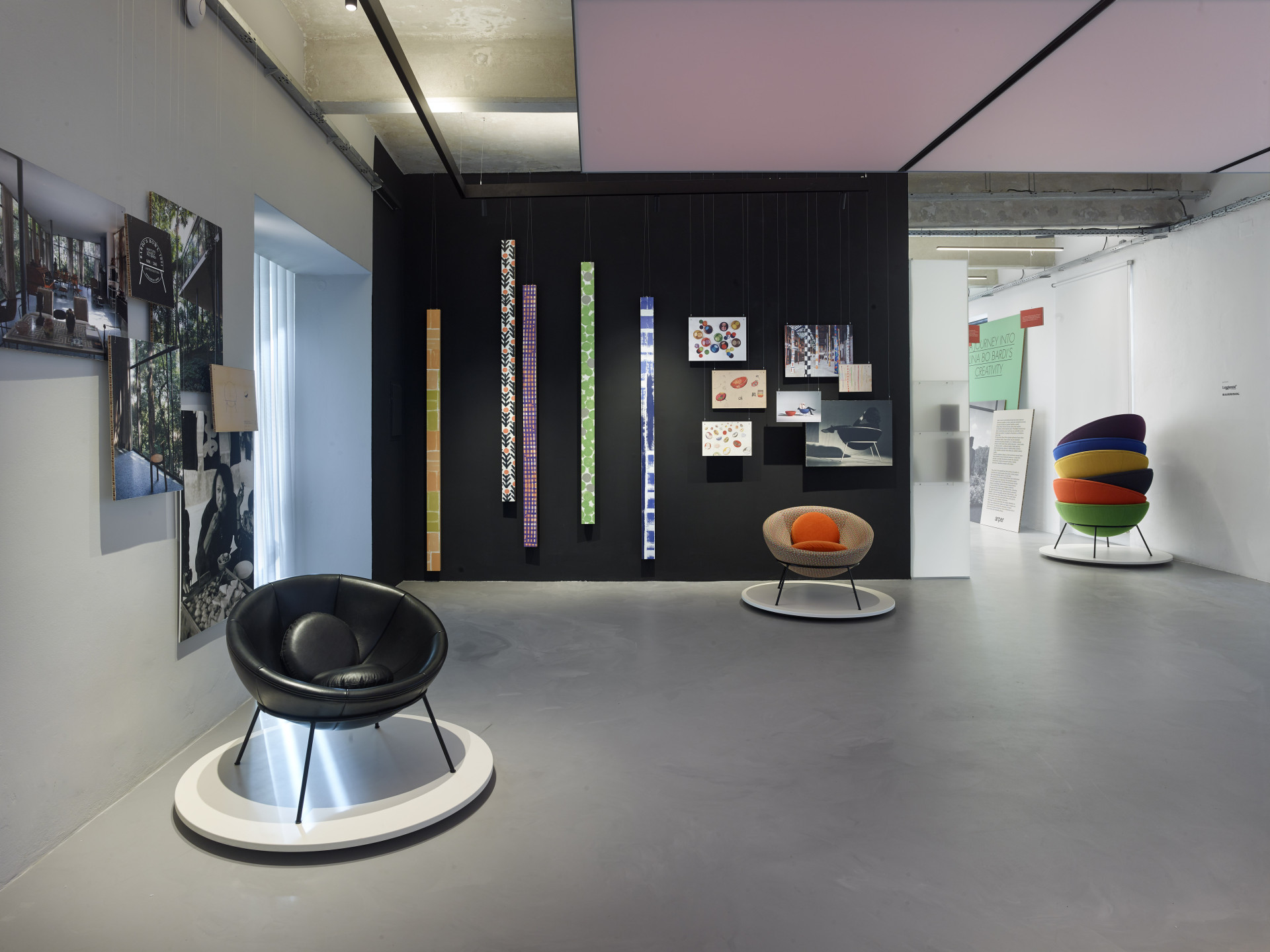 V Konsepti probíhá výstava věnovaná modernistické architektce Lině Bo Bardi. Zaměřuje se především na její nábytek, k vidění je reedice jejích ikonických Bowl Chair