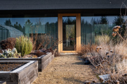 Zahrada rodinného domu u vodní nádrže Kamýk od Atelier Flera