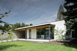 Rodinný dvojdům v Klánovicích od Jakuba Chocholy