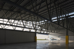 Podařilo se vymyslet konstrukci, která do prostoru zasahuje jen jedním sloupem. (Hangár ve Zbraslavicích, Studio Raketoplán)